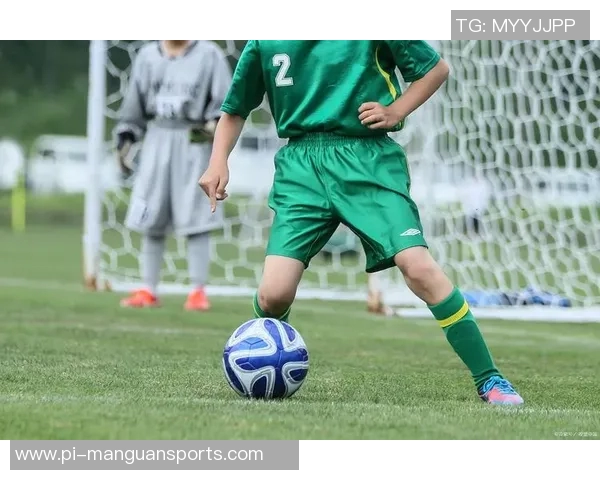 温暖如星照亮绿茵场足球巨星的光辉与真情守护 温暖如星照亮绿茵场足球巨星的光辉与真情守护